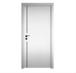 Sobna vrata, RAL TON BIJELO LAKIRANO, sa V crnim ukrasnim metalnim letvicama.