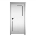 Sobna vrata, RAL TON BIJELO LAKIRANO, sa crnim ukrasnim metalnim letvicama.